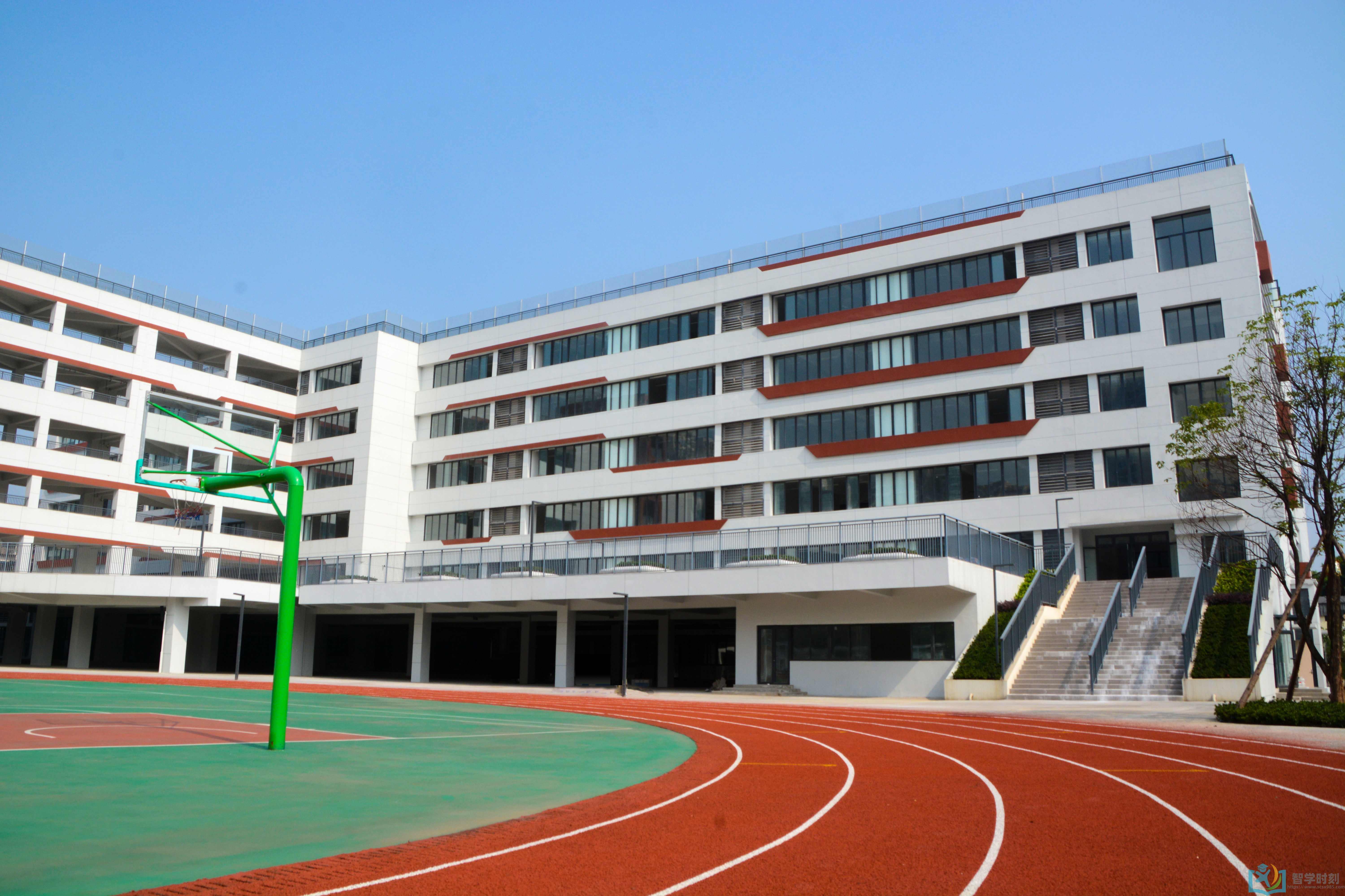 天涯石小学逸景分校和盐道街小学得胜分校的直线距离也相对较近